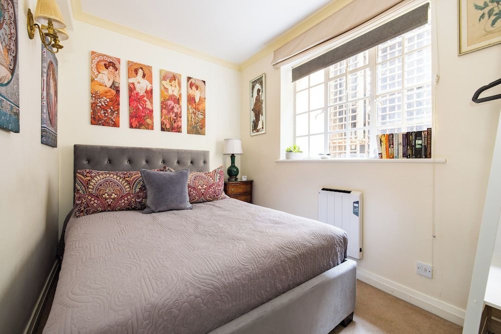 Mayfair 3-bed 5-guest Berkeley Square 1729 House Apartment 5