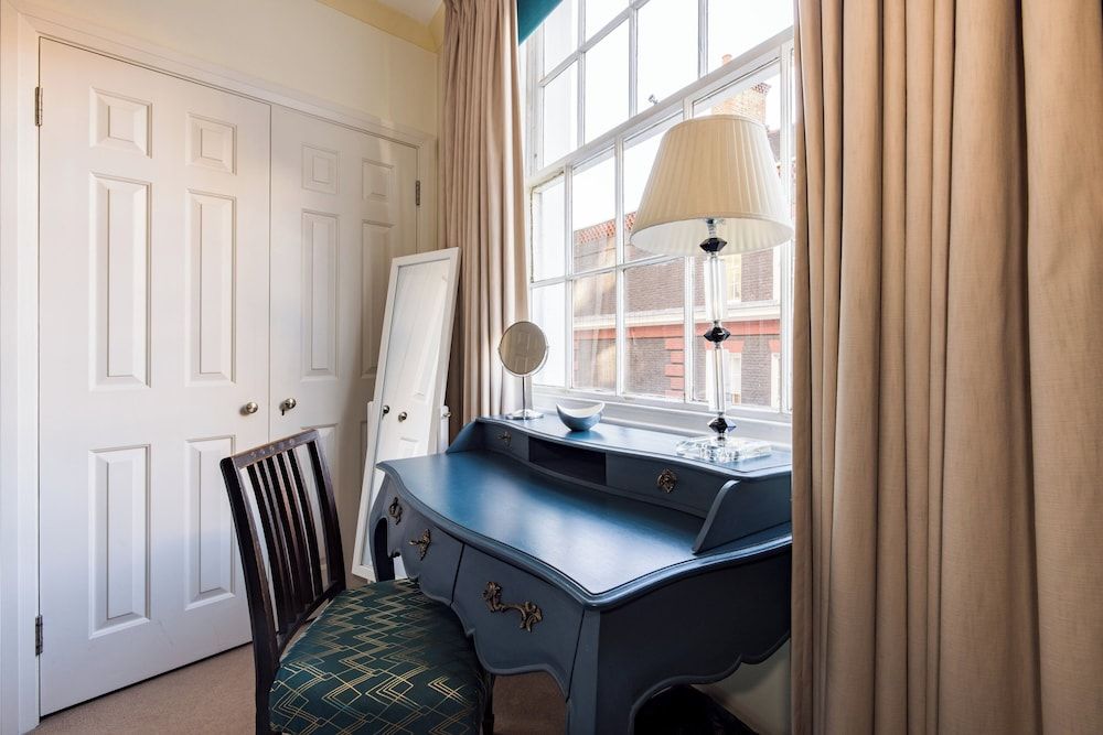 Mayfair 3-bed 5-guest Berkeley Square 1729 House Apartment 18