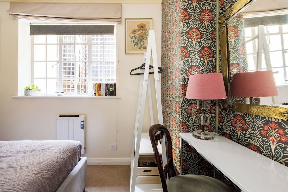 Mayfair 3-bed 5-guest Berkeley Square 1729 House Apartment 14