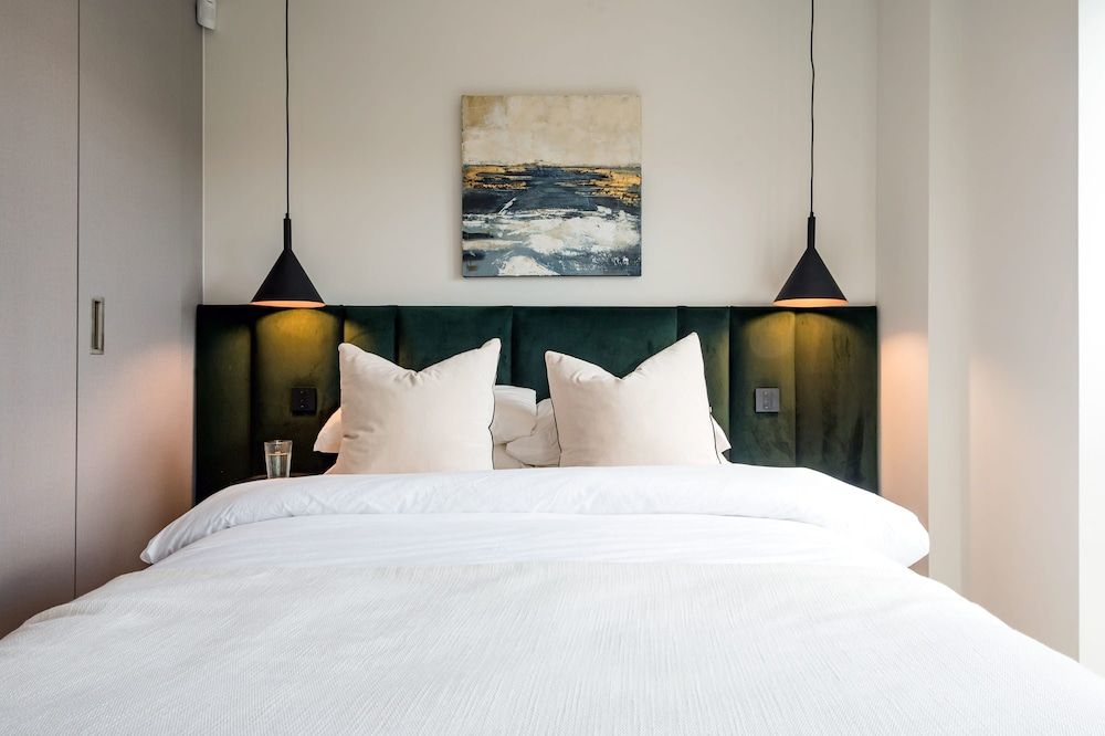 The Modern Glasshouse - by Out of Office Lifestyle Apartment 10