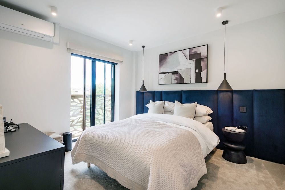 The Modern Glasshouse - by Out of Office Lifestyle Apartment 9