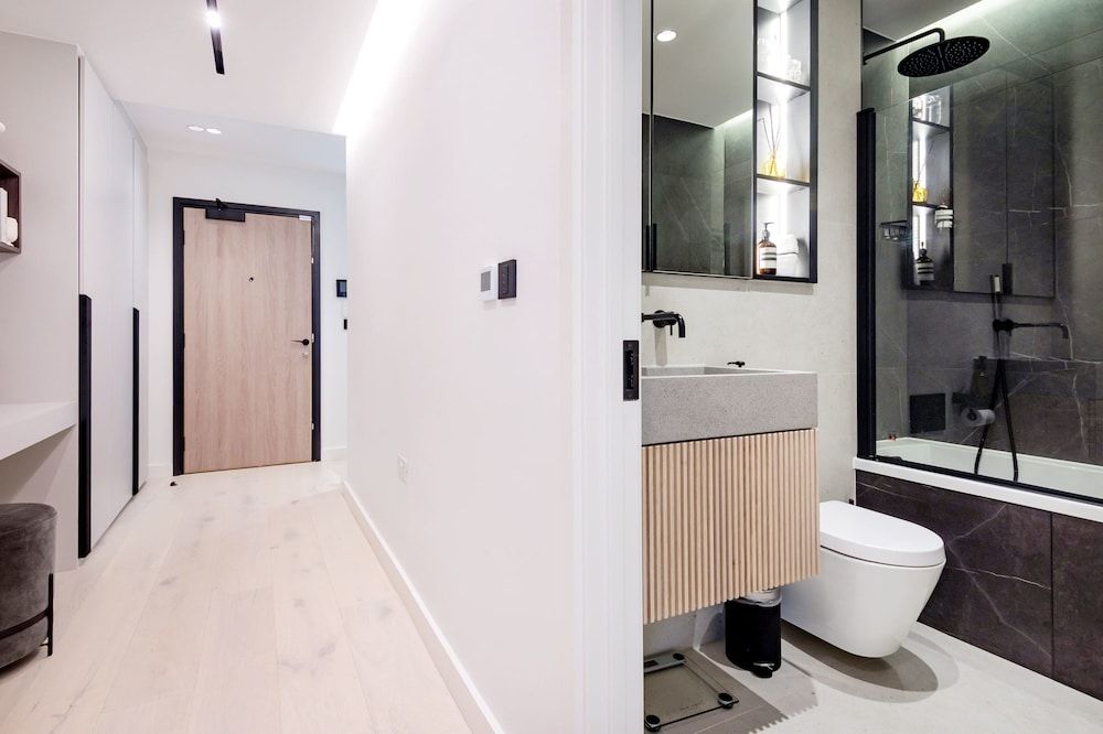 The Modern Glasshouse - by Out of Office Lifestyle Apartment 13