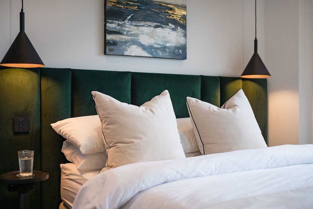 The Modern Glasshouse - by Out of Office Lifestyle Apartment 8