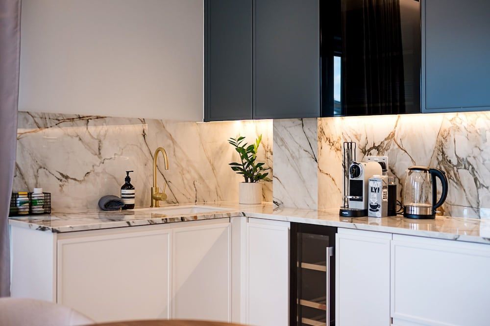 The Modern Glasshouse - by Out of Office Lifestyle Apartment 25