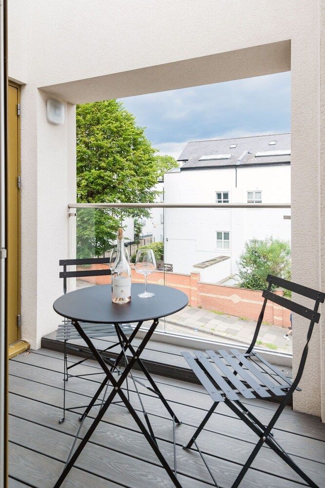 The Modern Glasshouse - by Out of Office Lifestyle Apartment 11