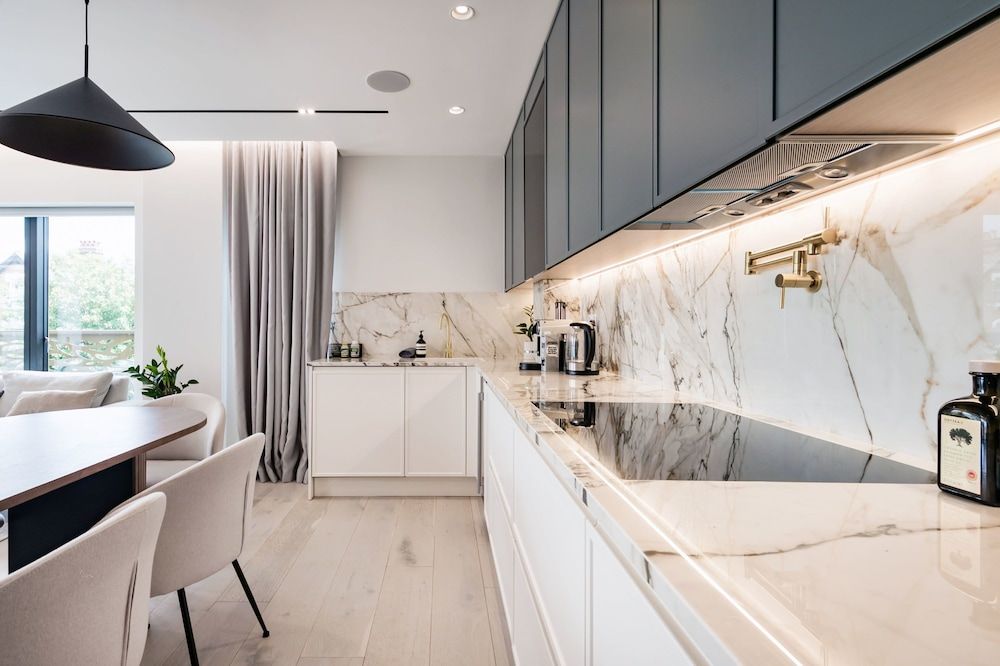 The Modern Glasshouse - by Out of Office Lifestyle Apartment 32