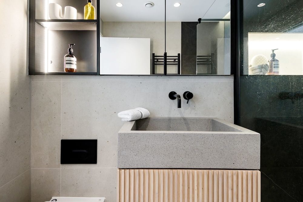 The Modern Glasshouse - by Out of Office Lifestyle Apartment 19