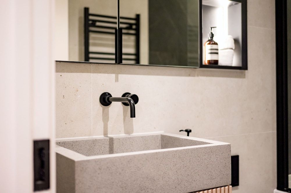 The Modern Glasshouse - by Out of Office Lifestyle Apartment 24