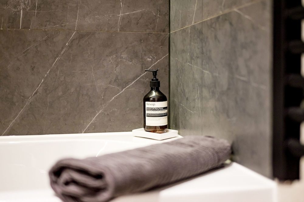 The Modern Glasshouse - by Out of Office Lifestyle Apartment 20