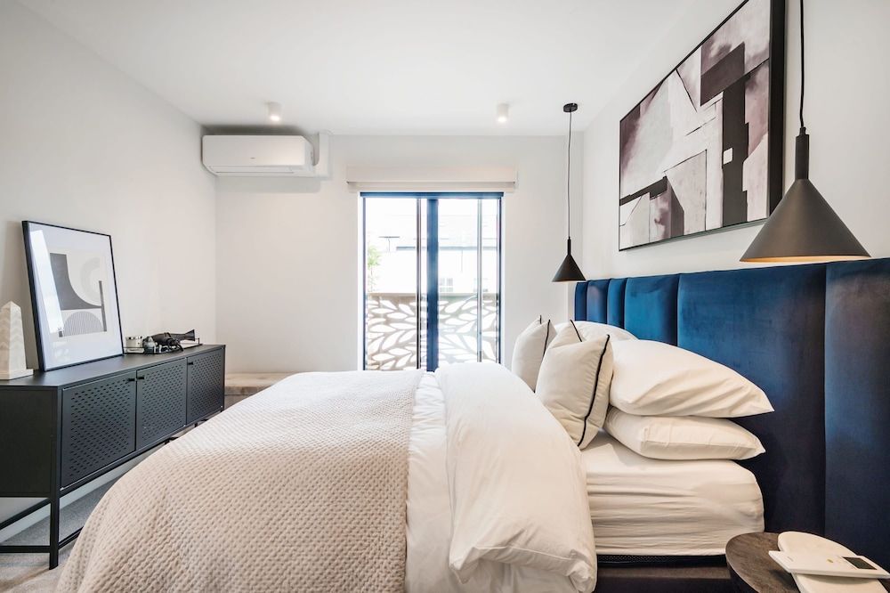 The Modern Glasshouse - by Out of Office Lifestyle Apartment 7