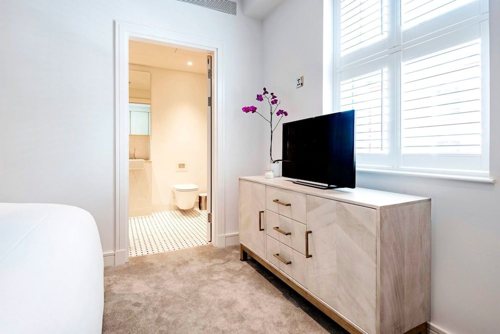 The Smooth Velvet - by Out of Office Lifestyle Apartment, Accessible 22