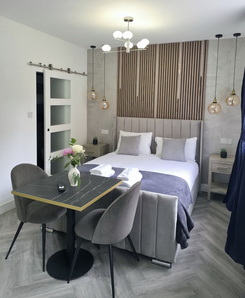 Deluxe Studio Suite, 1 Queen Bed, City View