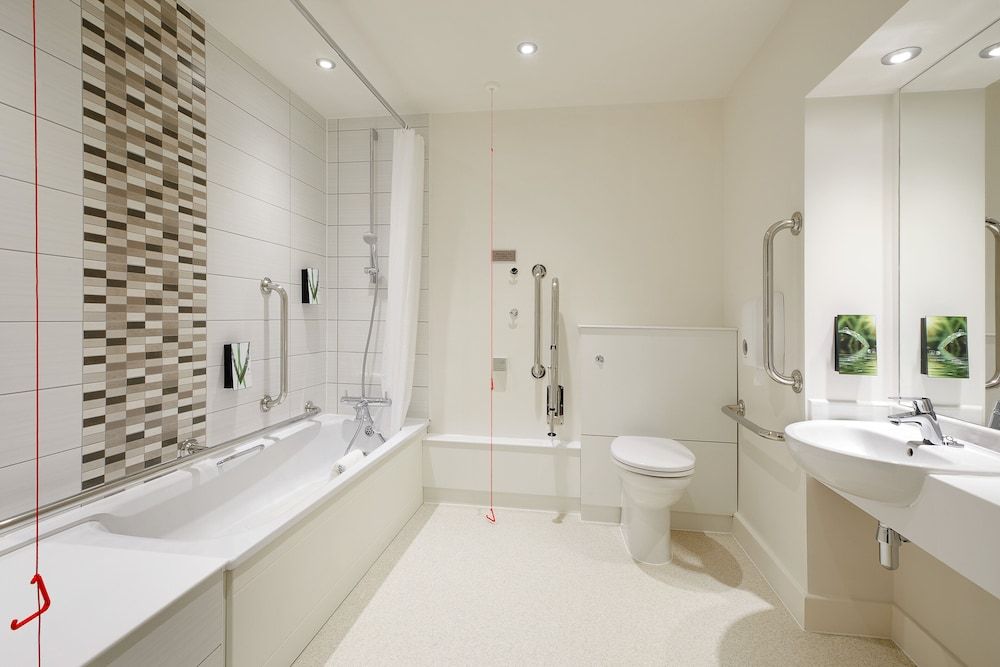 Premier Inn London Wandsworth Standard Double Room, Accessible Bathtub 2