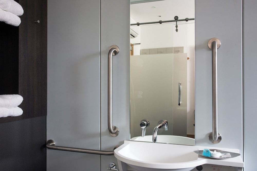 Queen Accessible Room