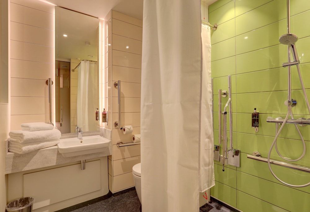 Standard Double Room, Roll-in Shower