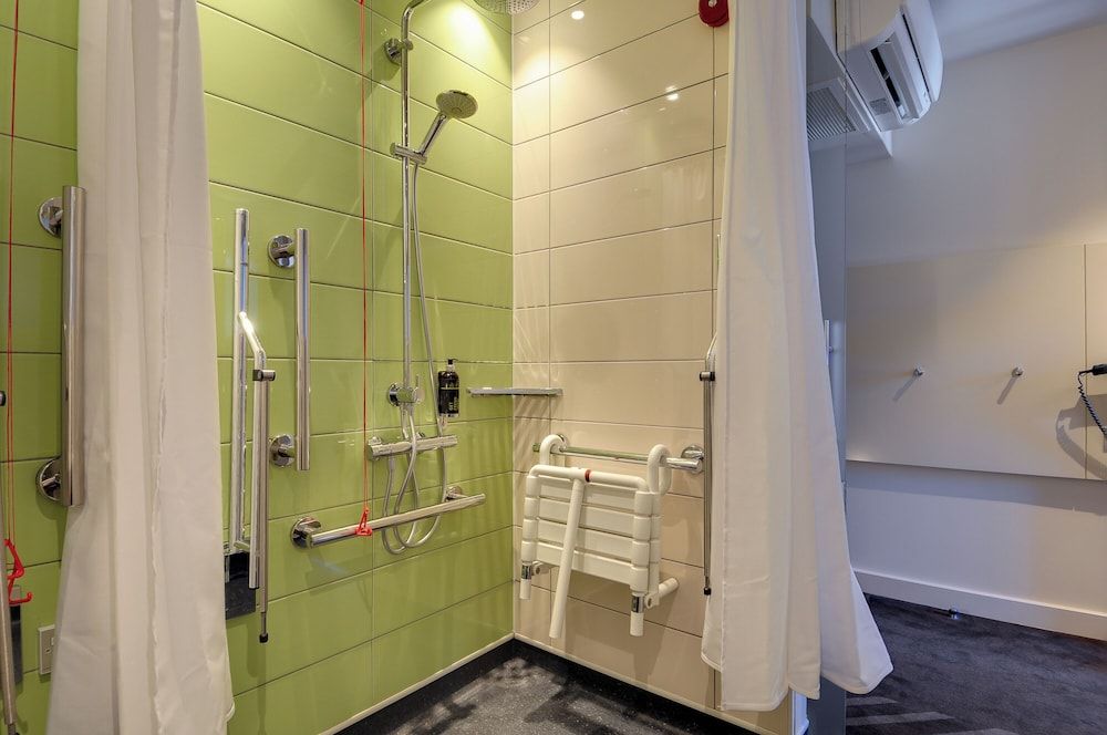 Standard Double Room, Roll-in Shower