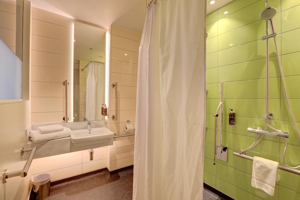 Hub By Premier Inn London Westminster - Westminster Abbey Standard Double Room, Roll-in Shower 2