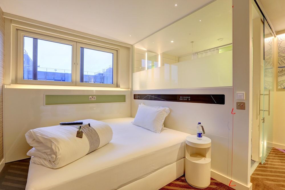 Hub By Premier Inn London Westminster - Westminster Abbey Standard Double Room, Roll-in Shower