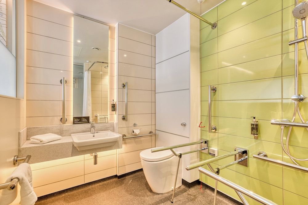 Standard Double Room, Roll-in Shower