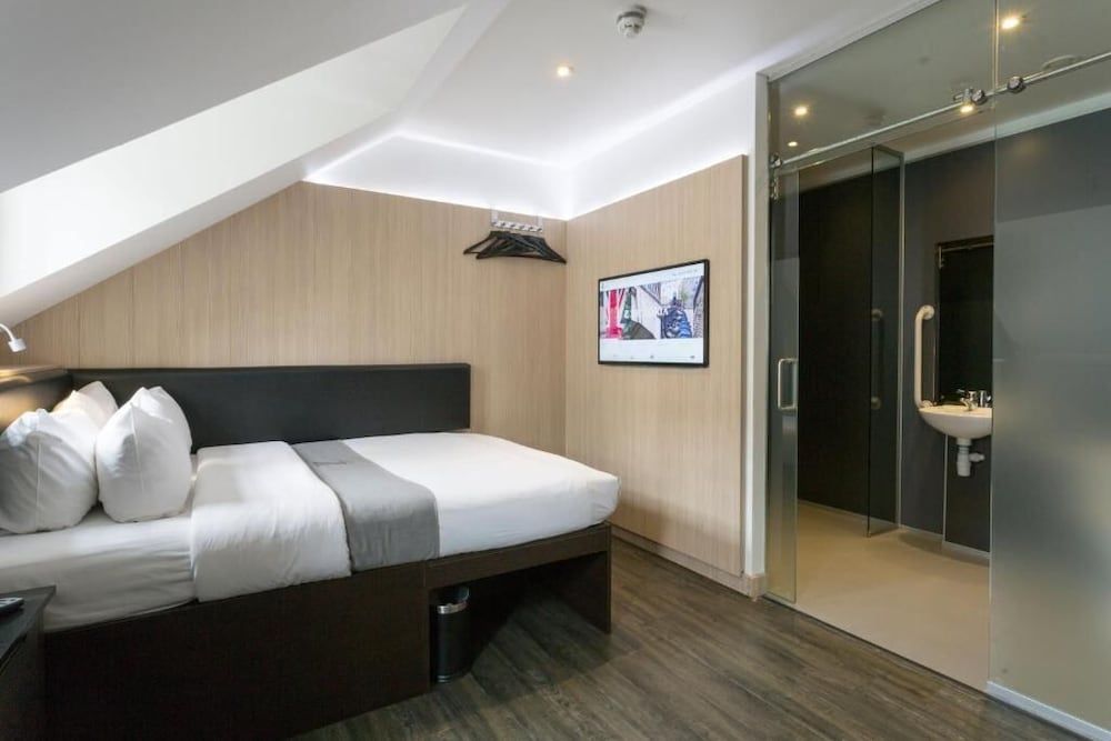 Queen Accessible Room