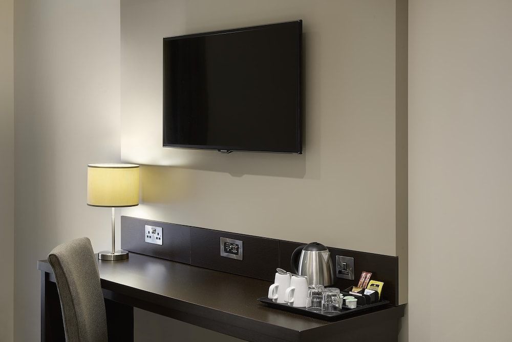Premier Inn London Hammersmith - Shepherds Bush Road Standard Twin Room, Accessible Bathtub 5
