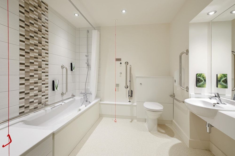 Premier Inn London Hammersmith - Shepherds Bush Road Standard Twin Room, Accessible Bathtub 3