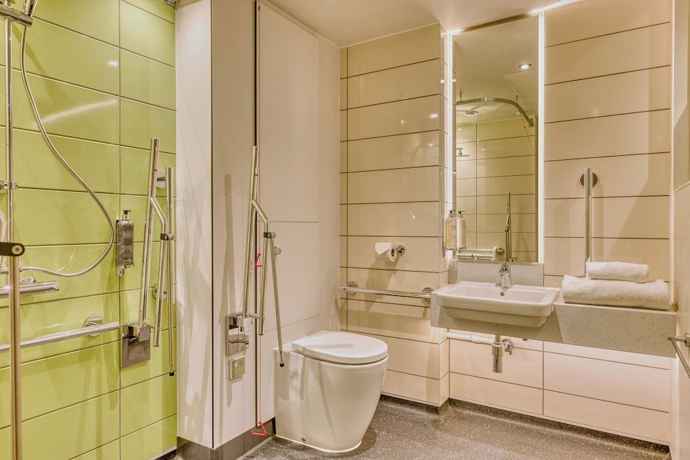 Standard Double Room, Roll-in Shower