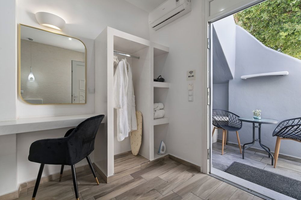 Oasis Suites Fira Junior Suite 9