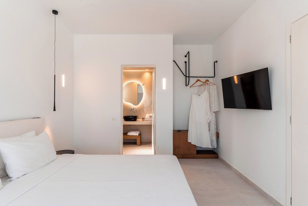 Hydra Retreat Villa , 1 bedroom sea facing villa with private pool & outdoor Jacuzzi