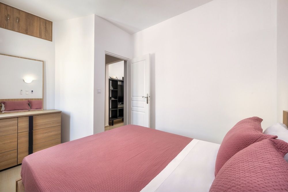 Deluxe Apartment, 4 Queen and Sofa Bed, Sea View, Balcony/Patio