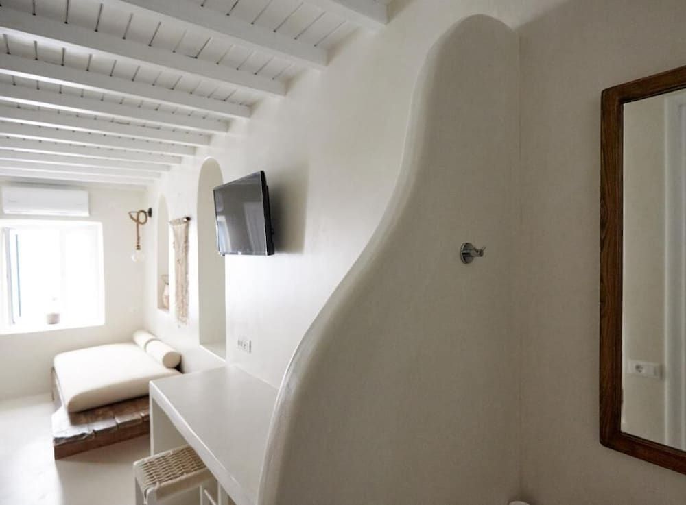 Blanco Rooms Mykonos Classic Triple Room 11