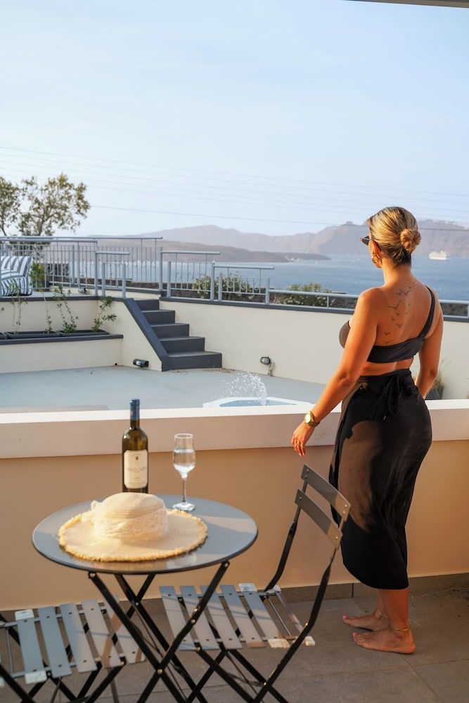 Junior Suite with Caldera View & Shared Pool