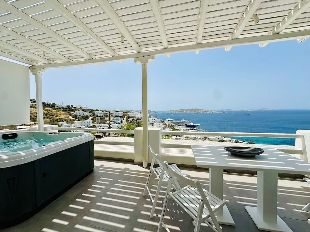 Seaview & Jacuzzi Luxury Apartment, Sea View 9