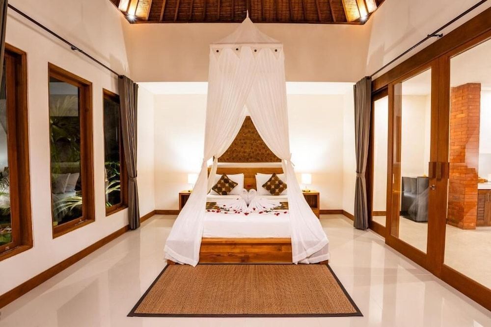 Romantic Villa, Garden View
