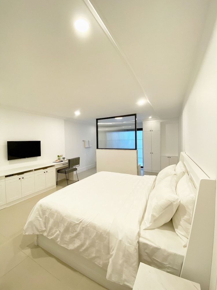 Deluxe Room, 1 King Bed, Non Smoking, Private Bathroom
