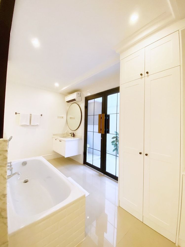 Deluxe Room, 1 King Bed, Non Smoking, Private Bathroom