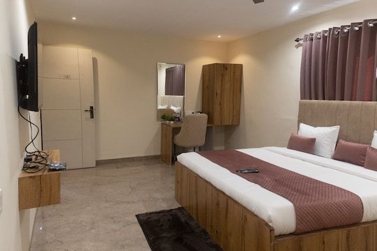 Superior Deluxe (AC) with Free WiFi