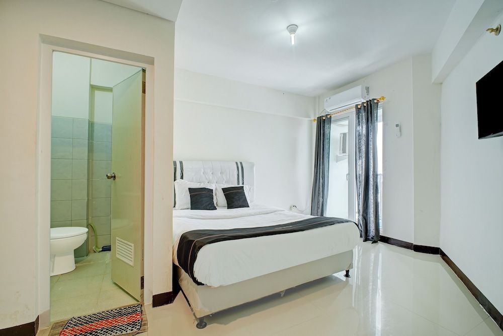 Collection O near Terminal Pulo Gebang formerly Sentra Timur - Tower Sapphire Deluxe Double Room 3