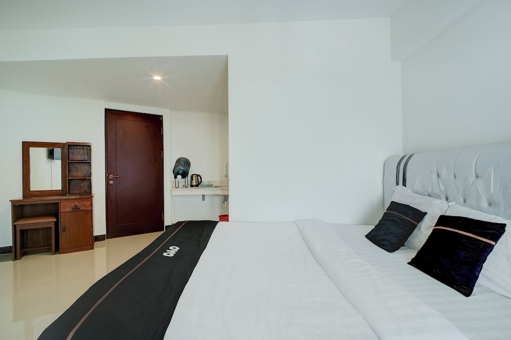 Collection O near Terminal Pulo Gebang formerly Sentra Timur - Tower Sapphire Deluxe Double Room 2