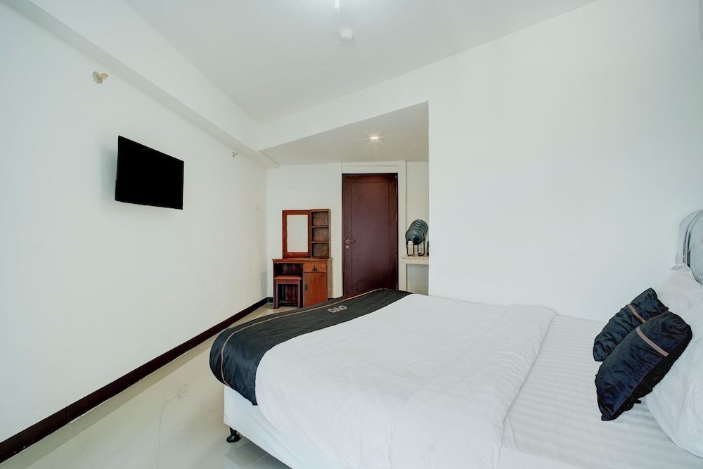 Collection O near Terminal Pulo Gebang formerly Sentra Timur - Tower Sapphire Deluxe Double Room
