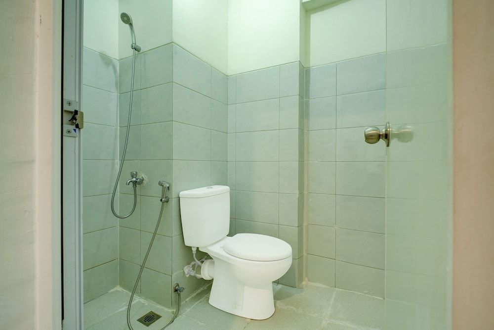 Collection O near Terminal Pulo Gebang formerly Sentra Timur - Tower Sapphire Deluxe Double Room 7