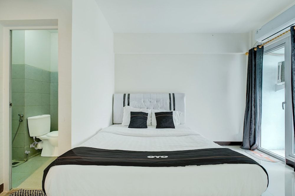 Collection O near Terminal Pulo Gebang formerly Sentra Timur - Tower Sapphire Deluxe Double Room 4