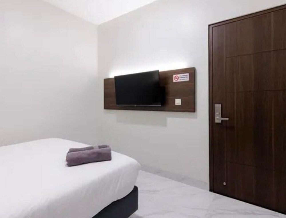 TJ Brother Residences Senen Superior Double Room 4