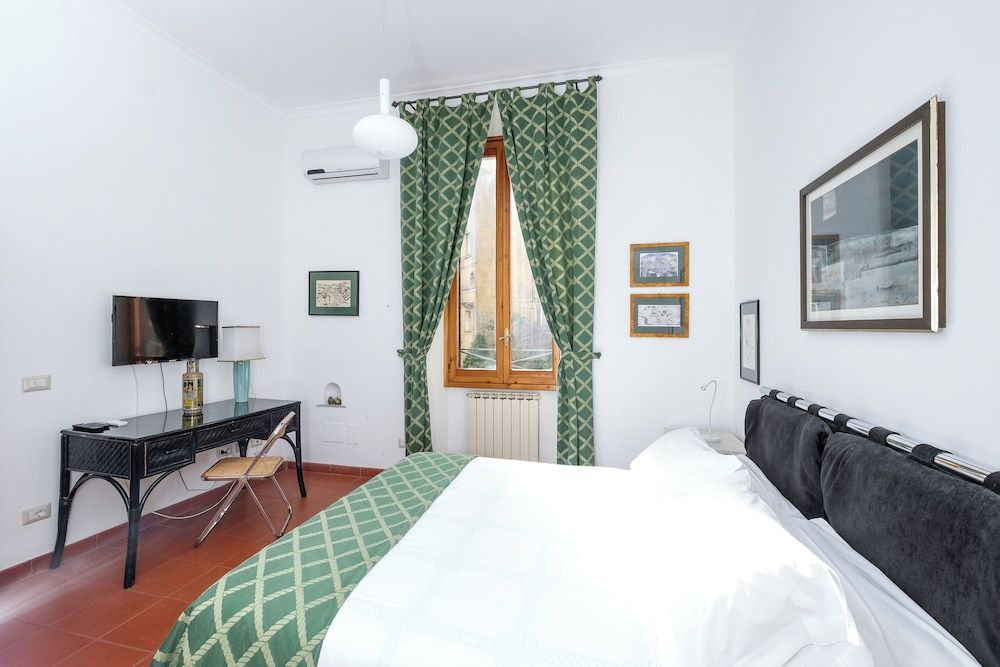 Trastevere Charming Retreat on Cobblestone Street (Vicolo del Bologna 70)