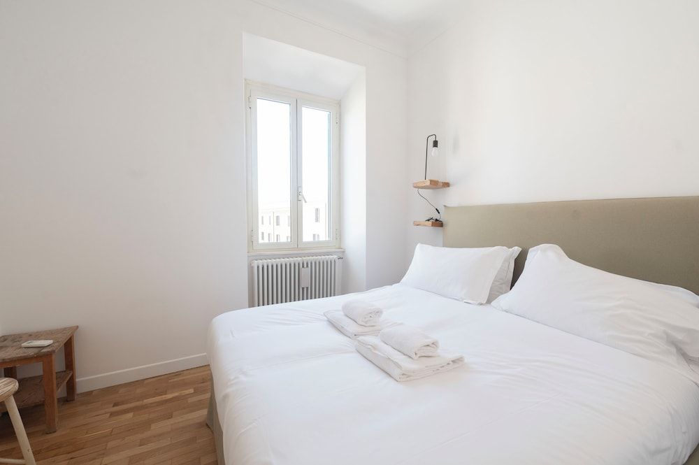 Bright and Lovely Apartment in San Lorenzo (Via degli Equi 60)