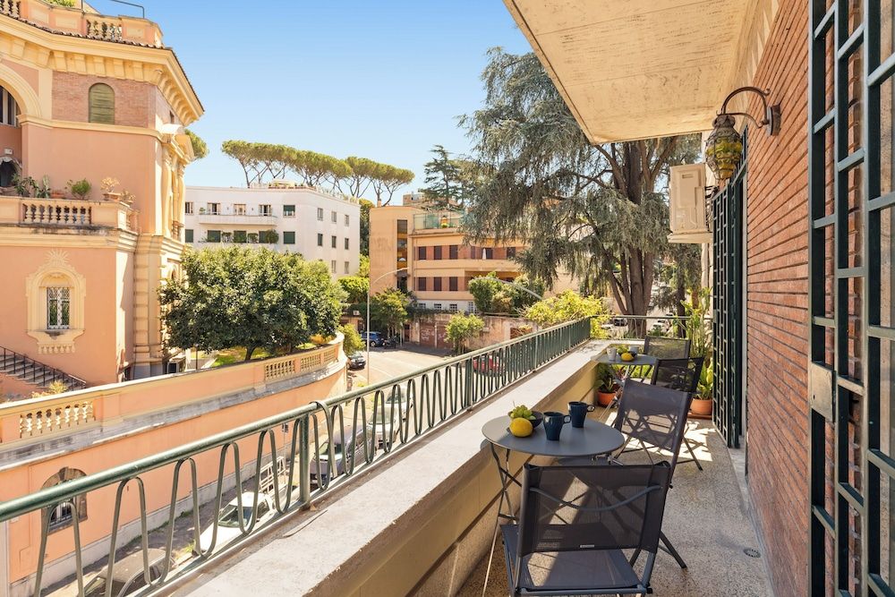 Bright And Spacious Family Apartment In Parioli