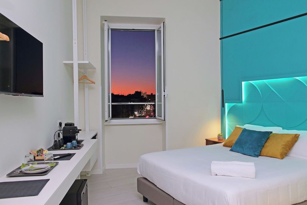 Deluxe Suite, City View