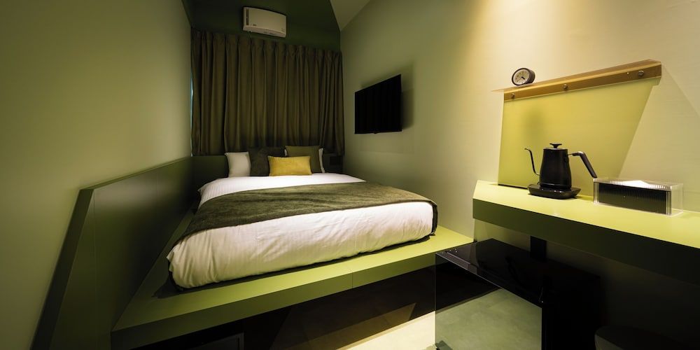 Green with Shared Bathroom