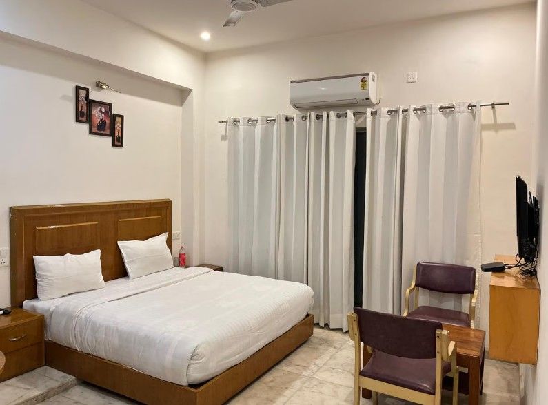 Deluxe Queen Bed Room with City View