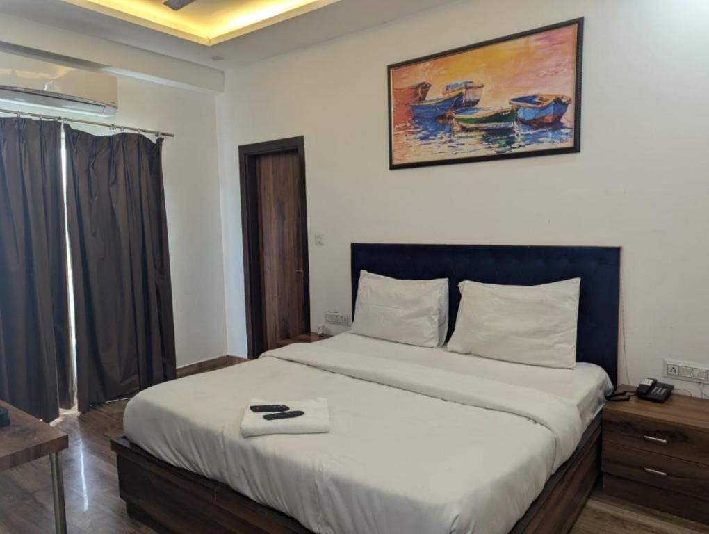 The Grove Hotels By Opulent Inn Deluxe Room with Balcony 4
